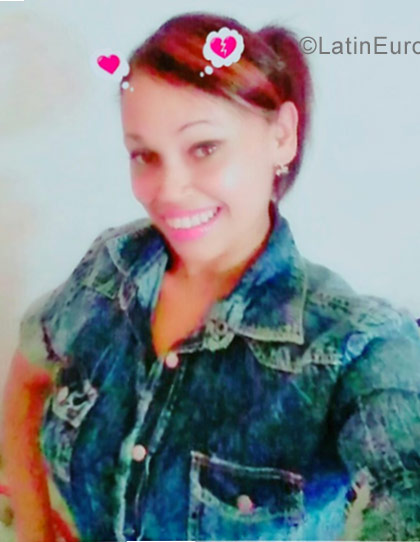 Date this happy Dominican Republic girl Evelin from Santiago DO30076