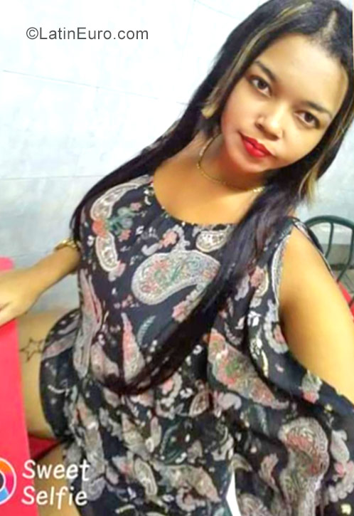 Date this nice looking Dominican Republic girl Santa from Santo Domingo DO30315