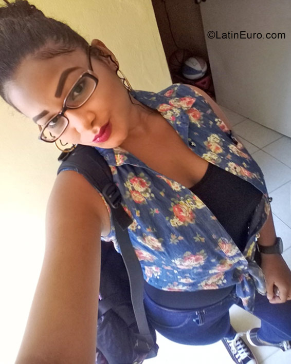 Date this gorgeous Dominican Republic girl Roxanna from Santo Domingo DO30423