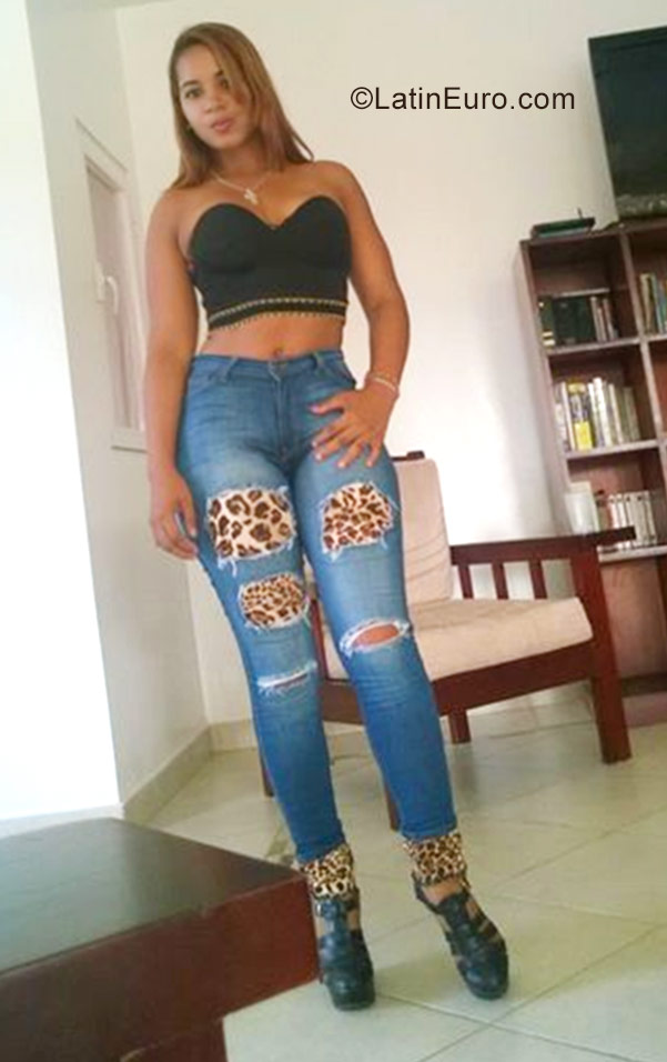 Date this foxy Dominican Republic girl Esmarlin from Santiago DO30469