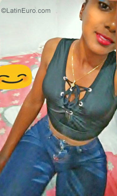 Date this gorgeous Dominican Republic girl Estephani from Santo Domingo DO30537