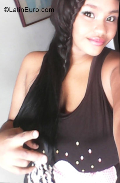 Date this sultry Colombia girl Maryi from Cali CO22755