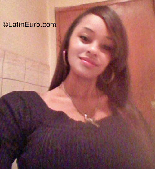 Date this hot Colombia girl Loren from Buenaventura CO22785