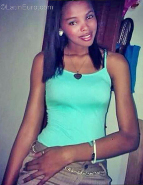 Date this exotic Dominican Republic girl Jesmal from Santo Domingo DO30834