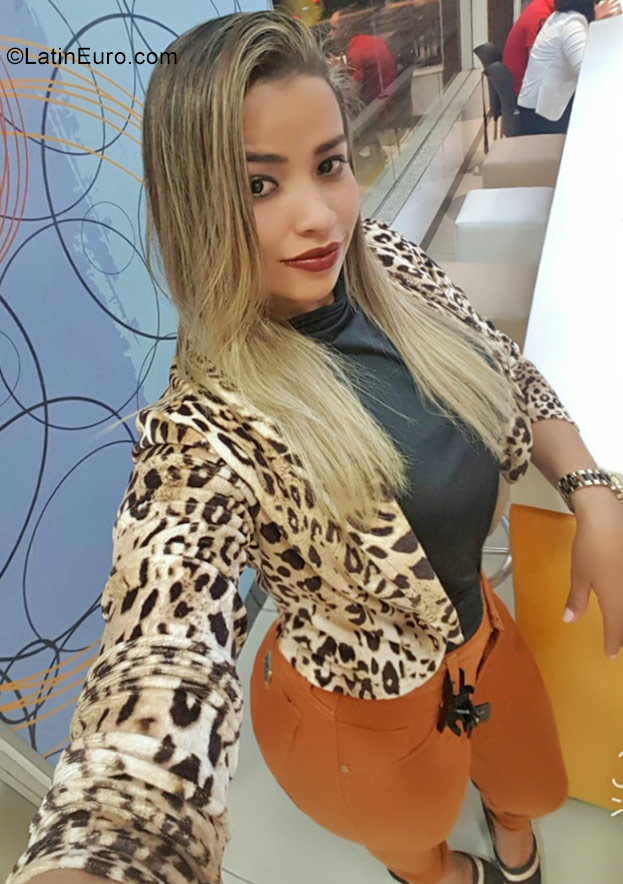 Date this nice looking Brazil girl Luane from Joinville BR10376