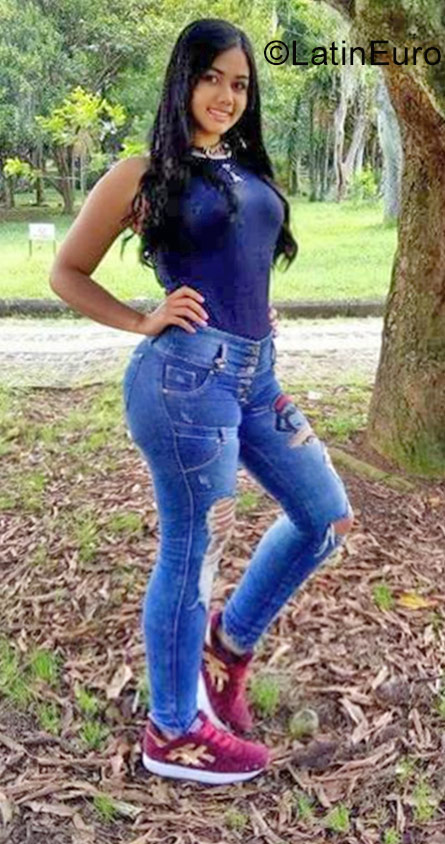 Date this attractive Colombia girl Estefania from Medellin CO22874