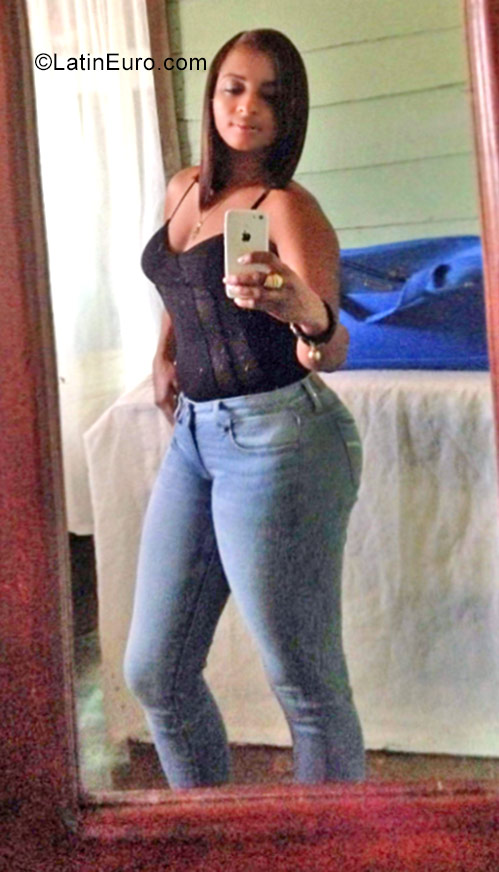 Date this good-looking Dominican Republic girl Fernanda from Santiago DO30896