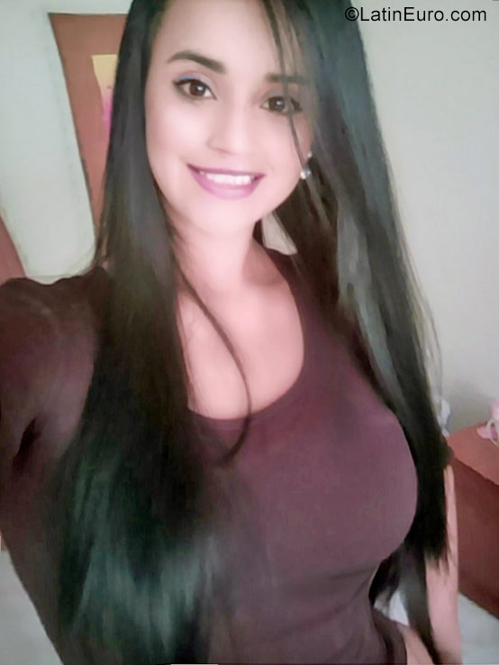 Date this charming Colombia girl Yohana from Bogota CO22971