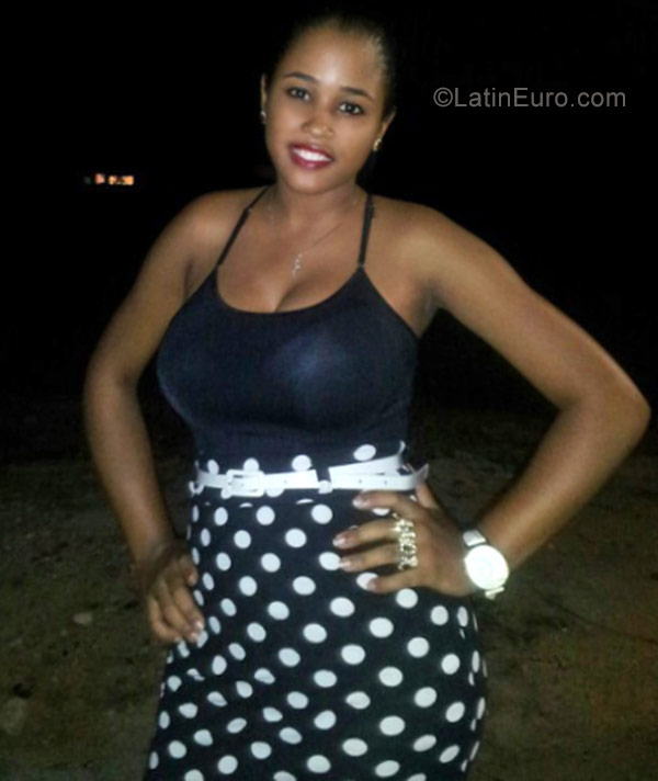 Date this charming Dominican Republic girl Anyelina from Santo Domingo DO31157