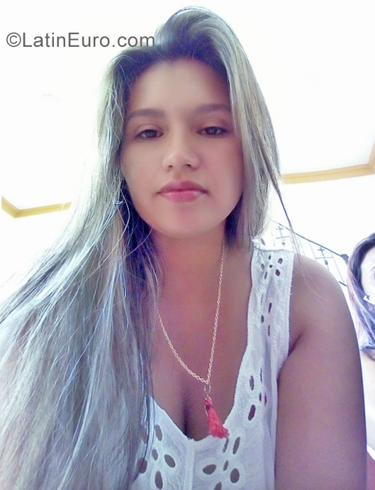 Date this good-looking Colombia girl Valentina from Bogota CO23129