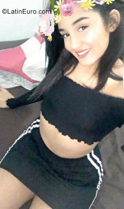 Date this happy Dominican Republic girl Nicole from Santo Doming DO31466