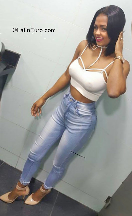 Date this sultry Dominican Republic girl Tiffany from Santo Domingo DO31467