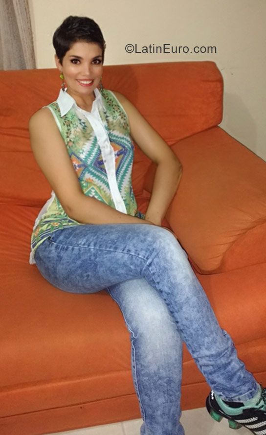 Date this happy Colombia girl Giovanna from Bogota CO23498