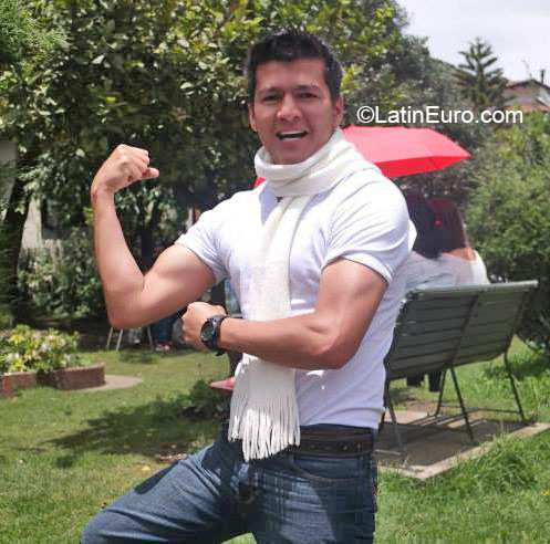 Date this good-looking Colombia man Manu from Bogota CO26530