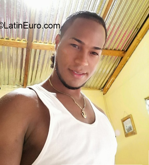 Date this athletic Dominican Republic man Victor from Santo Domingo DO38059