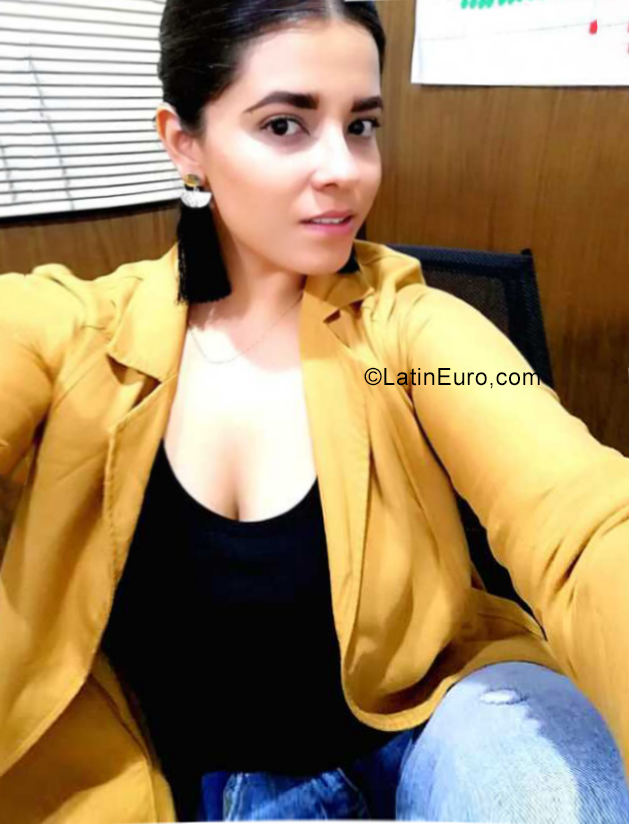 Date this nice looking Mexico girl Michelle from Guadalajara MX2246