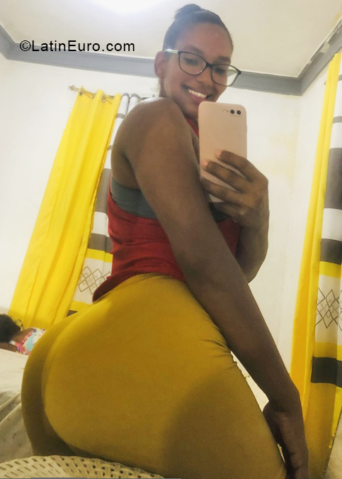 Date this sultry Dominican Republic girl Yinely from Santiago DO40645