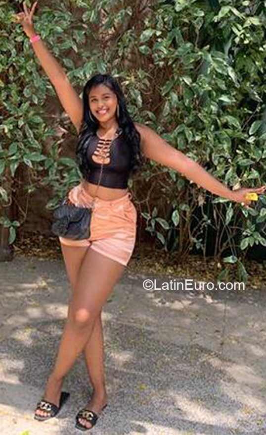 Date this charming Colombia girl Johana from Cartagena CO31742