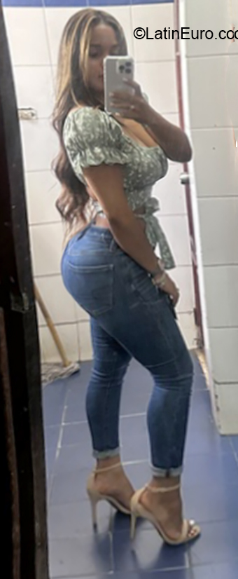 Date this athletic Dominican Republic girl Luna from Santo Domingo DO40823