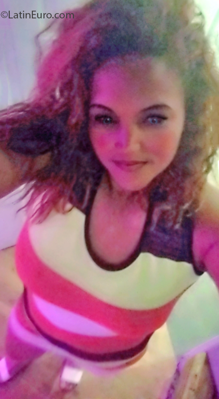 Date this athletic Dominican Republic girl Glenny from Santiago DO40905