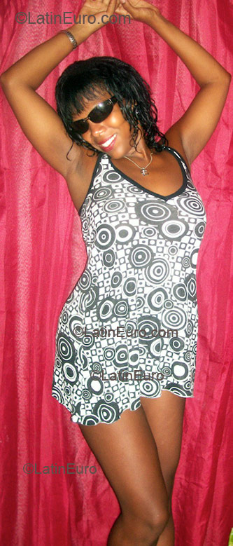 Date this happy Brazil girl Patricia from Salvador B1398
