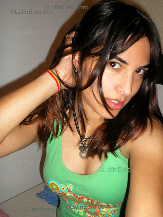 Date this happy Brazil girl Vanessa from Curitiba B1560