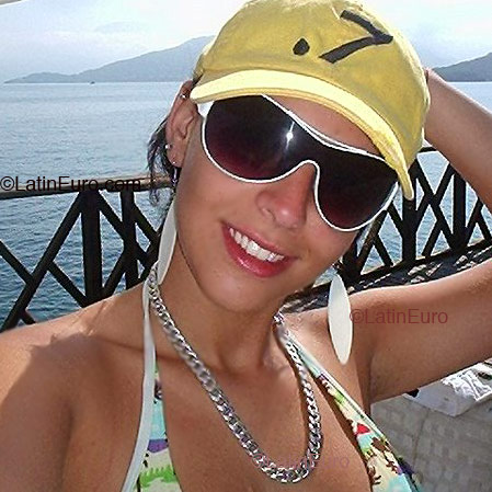 Date this nice looking Brazil girl Anna from RIO DE JANEIRO B2315