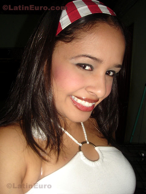 Date this attractive Brazil girl Erica from Curitiba B358