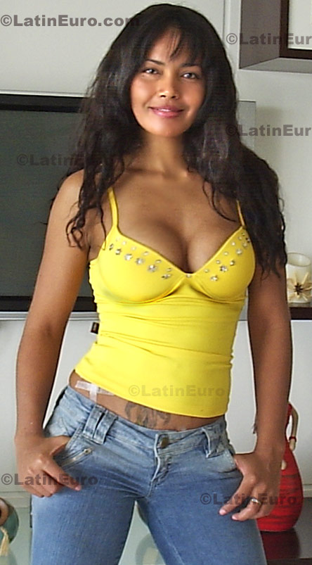 Date this good-looking Brazil girl Thina from Cuiaba B656