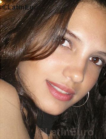 Date this pretty Brazil girl Alyne from Brasilia B749