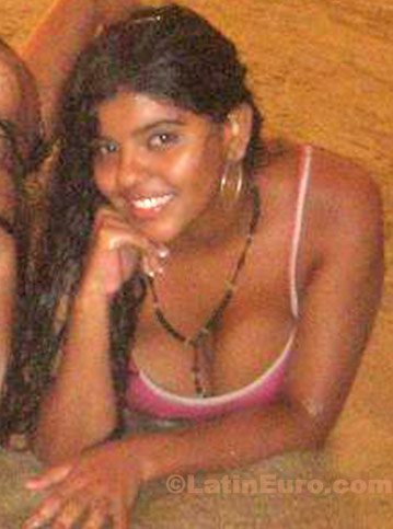 Date this attractive Colombia girl Laura from Barranquilla C8310