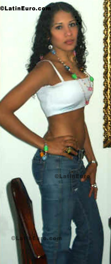 Date this attractive Colombia girl Yaineth from Bogota C8489