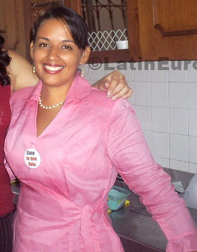 Date this athletic Colombia girl Klaudeh from  C8542