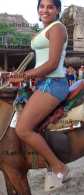 Date this pretty Colombia girl Eyi from Barranquilla C8604
