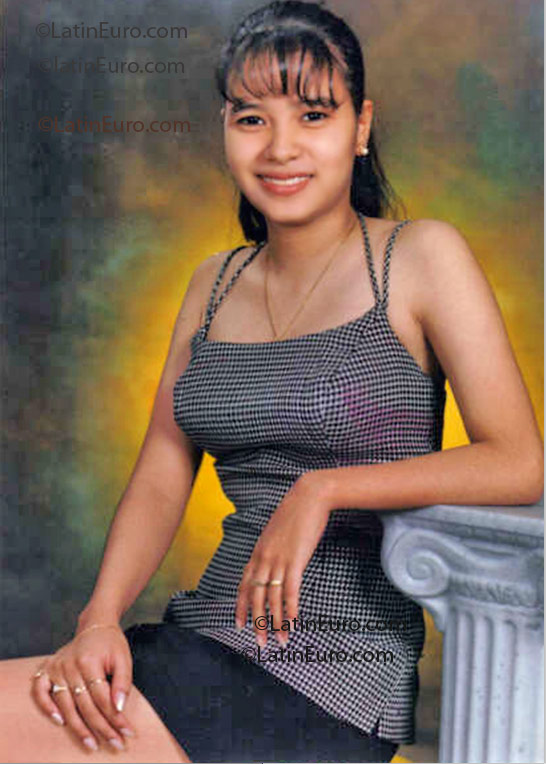 Date this attractive Colombia girl Flor from Cali C9028