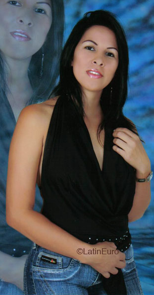 Date this lovely Colombia girl Alexandra from Cali C9332