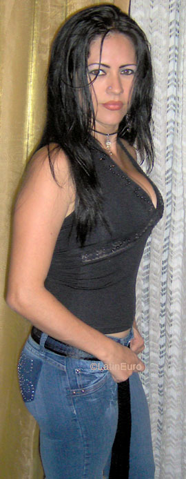 Date this gorgeous Colombia girl Alba from Armenia C9651