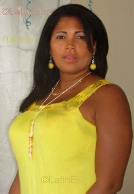 Date this stunning Dominican Republic girl Jhureily from Barahona N-242