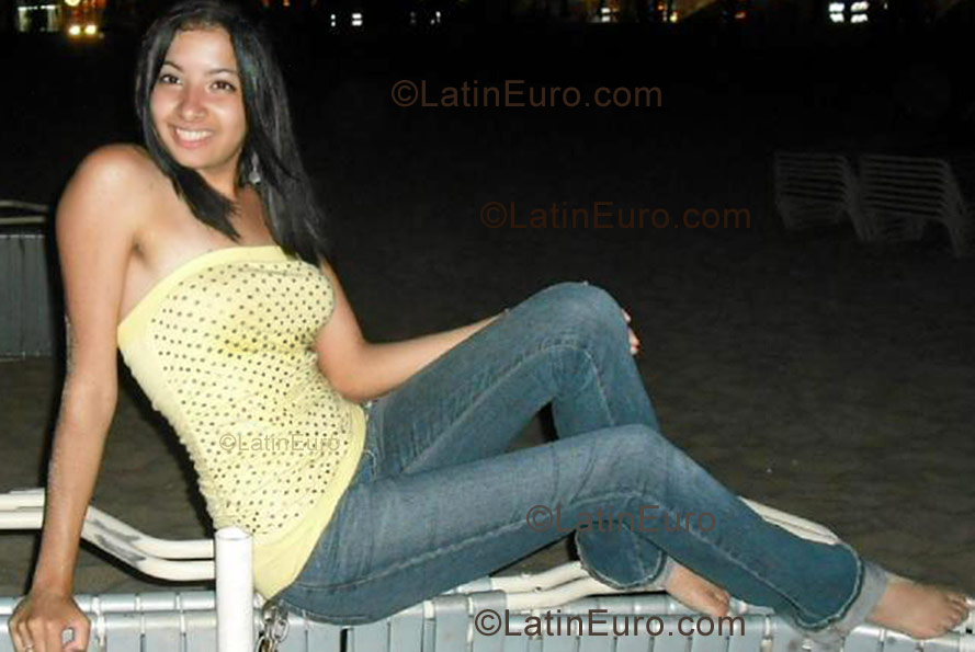 Date this delightful Dominican Republic girl Pamela from Santo Domingo N-303