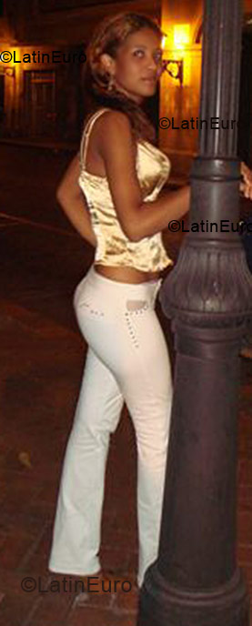 Date this pretty Dominican Republic girl Damari from Santo Domingo N-32