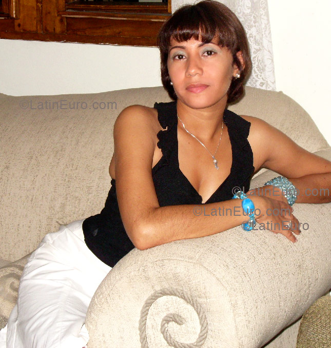 Date this attractive Any Country girl Crismelly from San Francisco de Macoris N-36