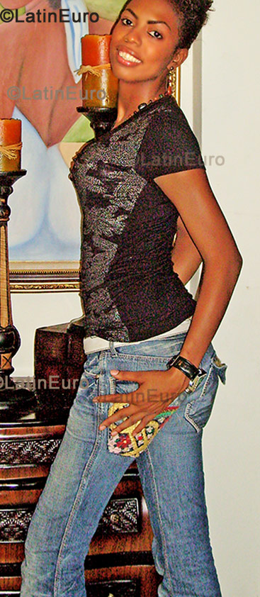 Date this charming Dominican Republic girl Kinberlin from La Vega N-394