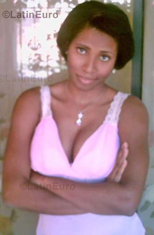 Date this attractive Dominican Republic girl Olmigue from Santo Domingo N-627