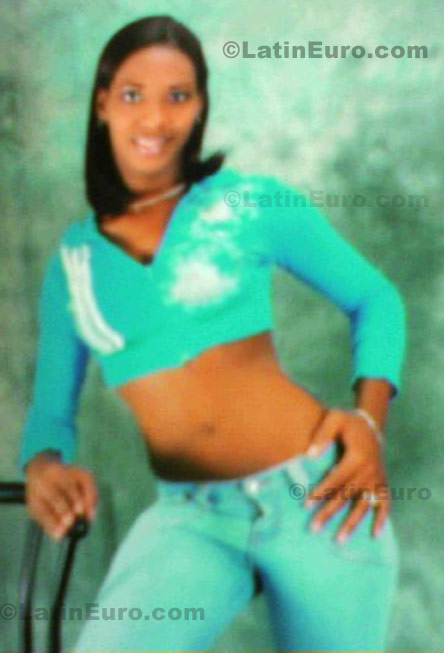 Date this pretty Dominican Republic girl Erica from Santo Domingo N-869