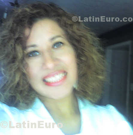 Date this attractive Any Country girl Sandra from  U334