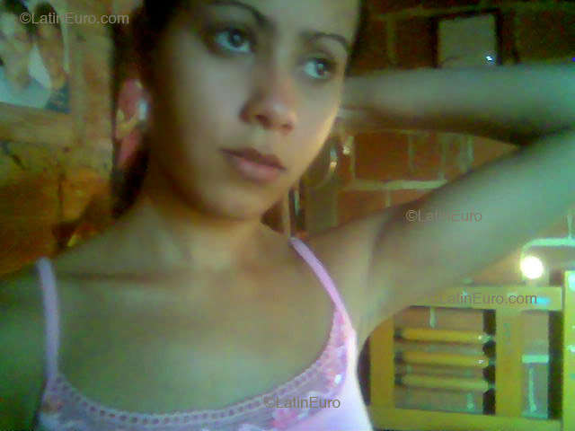 Date this nice looking Brazil girl Vanessa from Goiania B2144