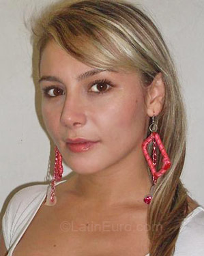 Date this good-looking Colombia girl Cristina from Medellin CO40