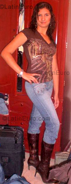 Date this lovely Colombia girl Alexandra from Quimbaya CO322