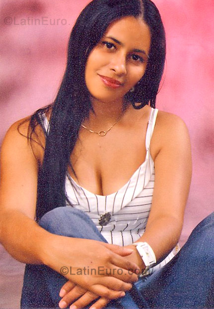 Date this hot Colombia girl Yuly Valencia from Cali CO513