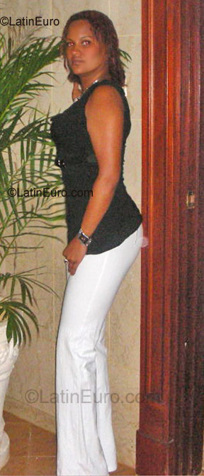 Date this pretty Dominican Republic girl Johanna Adelina from Santo Domingo DO870